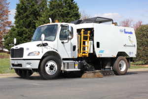 Schwarze A7 Tornado Street Sweeper - Front Angle