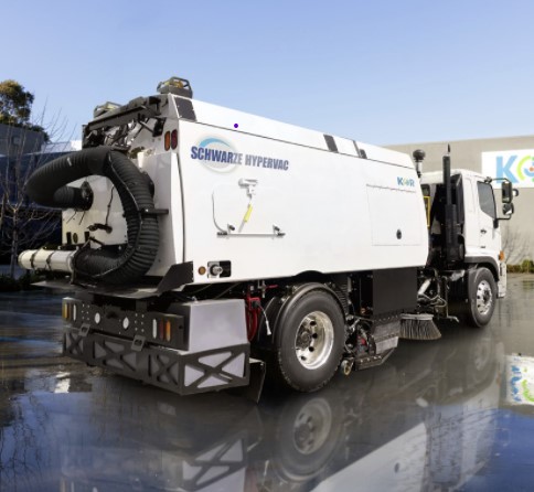 Schwarze HyperVAC Vacuum Street Sweeper