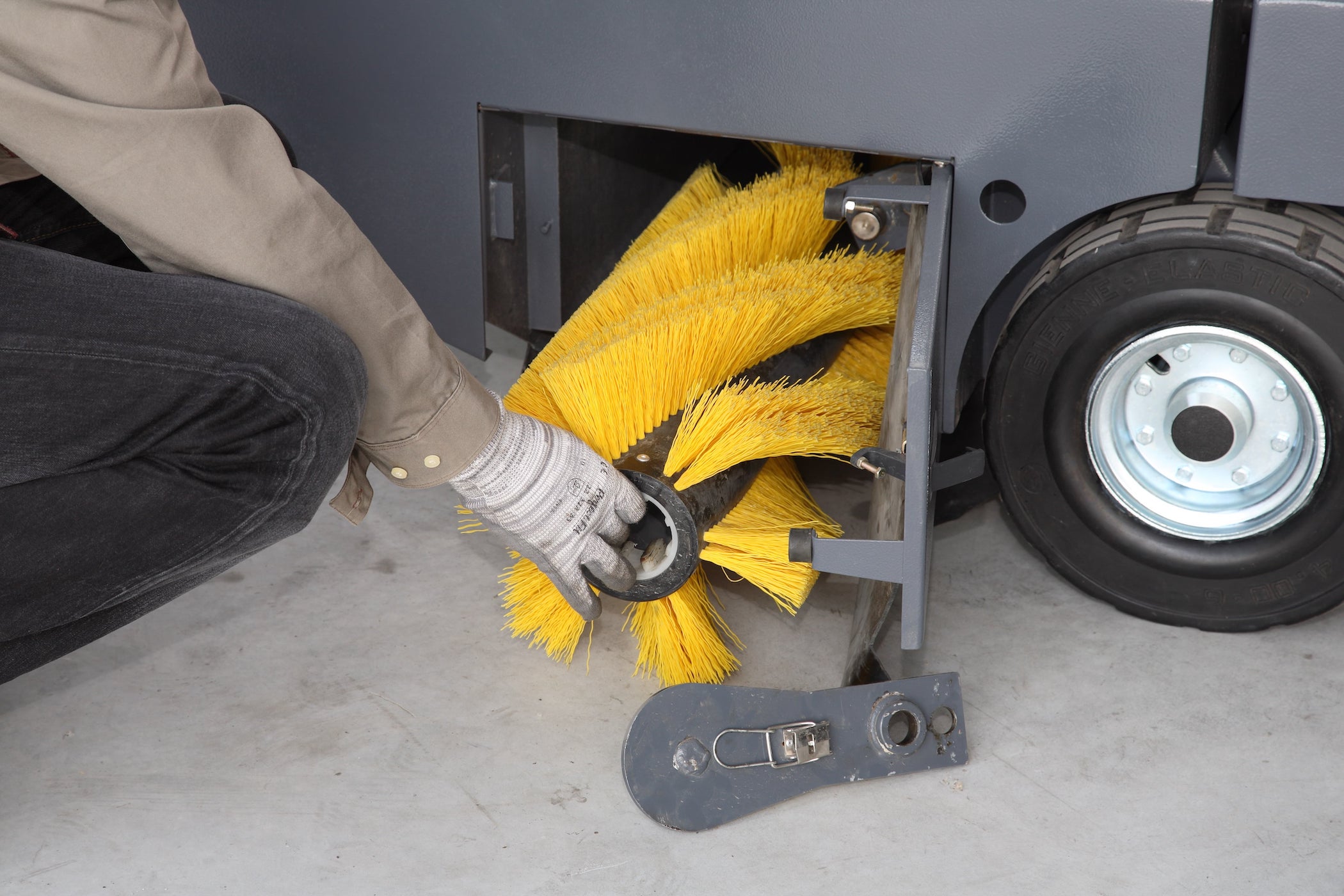 Dulevo 90 Sweeper - Broom Removal